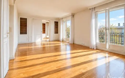 Appartement À vendre  3 chambres 120 m²