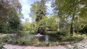 Étang et jet d'eau dans un parc arboré de Bailly, dans les Yvelines
