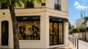Façade de l’agence L’Atelier Immobilier au 7 avenue de Longchamp à Saint-Cloud, à l’angle de la Galerie Icare