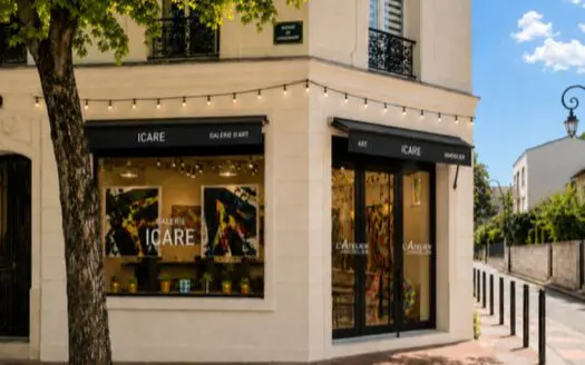 Façade de l’agence L’Atelier Immobilier au 7 avenue de Longchamp à Saint-Cloud, à l’angle de la Galerie Icare
