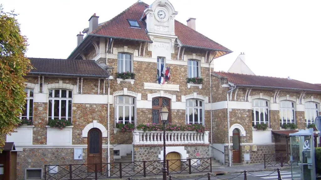 La mairie de Mareil-Marly, place de la Mairie, point de départ des balades urbaines de la consultation