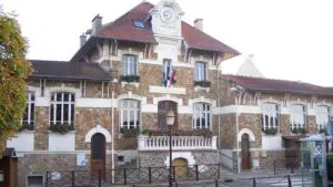 La mairie de Mareil-Marly, place de la Mairie, point de départ des balades urbaines de la consultation