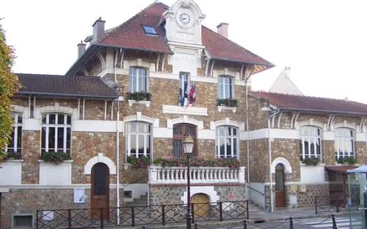 La mairie de Mareil-Marly, place de la Mairie, point de départ des balades urbaines de la consultation