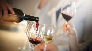 Service d’un verre de vin rouge lors d’une soirée dégustation