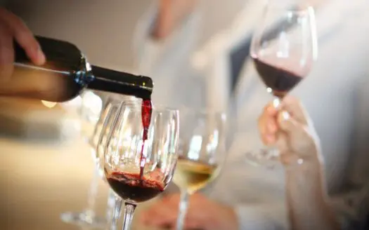 Service d’un verre de vin rouge lors d’une soirée dégustation