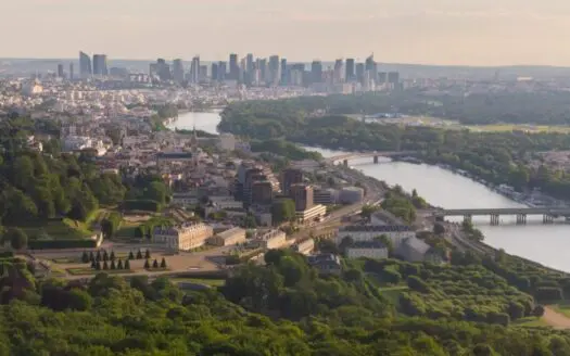 Vue panoramique de Saint-Cloud depuis les hauteurs du parc, avec la Seine et les tours de La Défense à l’horizon