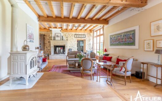 SOUS COMPROMIS – charme de la pierre, 5 ch., dépendances, piscine