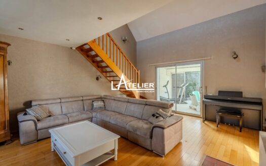 SOUS COMPROMIS Double salon-séjour, 4ch, bureau, double garage, piscine