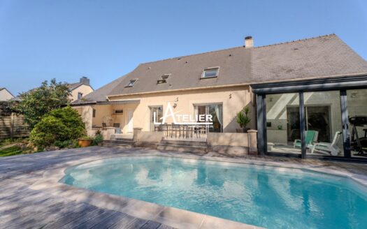 SOUS COMPROMIS Double salon-séjour, 4ch, bureau, double garage, piscine