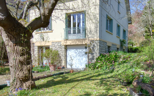Grande maison familiale sur un beau et grand jardin paysager