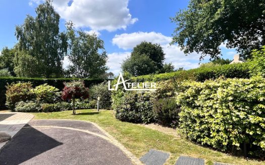 Spacieuse demeure de standing, splendide jardin, piscine