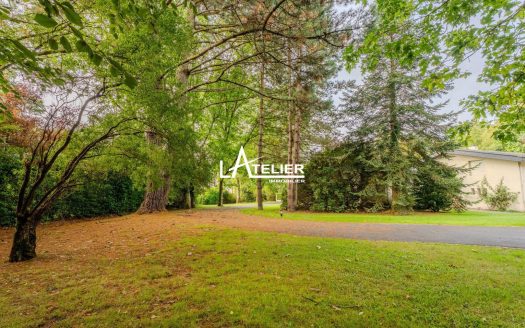Plein bourg, propriété au magnifique parc arboré, dépendance