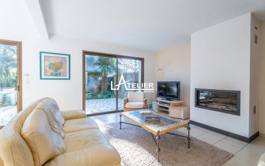 Propriété unique, prairies, carrière et box chevaux