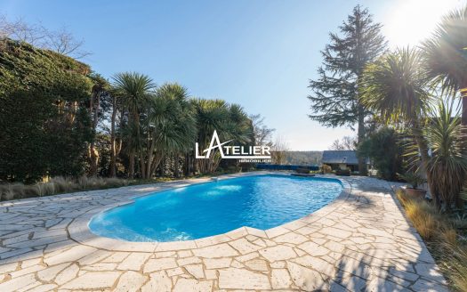 Propriété unique, prairies, carrière et box chevaux