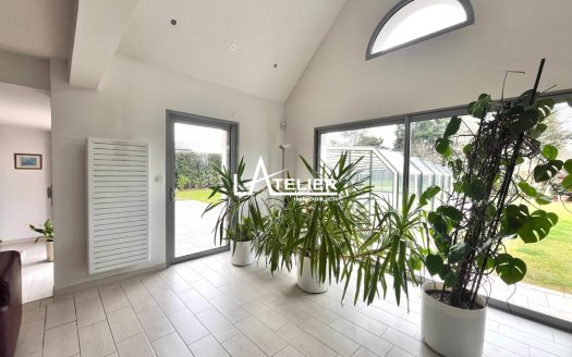 Spacieuse demeure de standing, splendide jardin, piscine