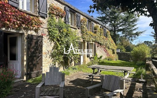 Longère en pierre avec jardin arboré, beaux volumes