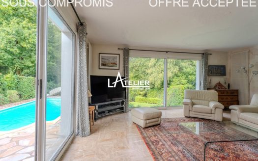 SOUS COMPROMIS Grande familiale, bord du Cens, piscine